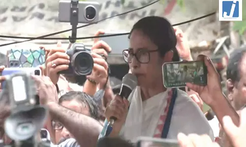 कांग्रेस ने ममता बनर्जी के धरने को अधिकार बताया तो भाजपा ने जनता के गुस्से का आईना कांग्रेस ने ममता बनर्जी के धरने को अधिकार बताया तो भाजपा ने जनता के गुस्से का आईना