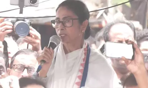 ममता बनर्जी ने Kolkata में TMC नेताओं पर हमले के विरोध में किया प्रदर्शन ममता बनर्जी ने Kolkata में TMC नेताओं पर हमले के विरोध में किया प्रदर्शन