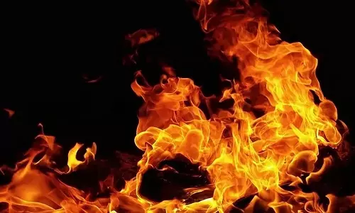 बीड MIDC में गोदाम में भीषण आग, लाखों का सामान जलकर खाक