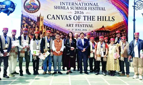प्रतिष्ठित चित्रकारों ने कैनवास पर उकेरा हिमाचल का सौंदर्य