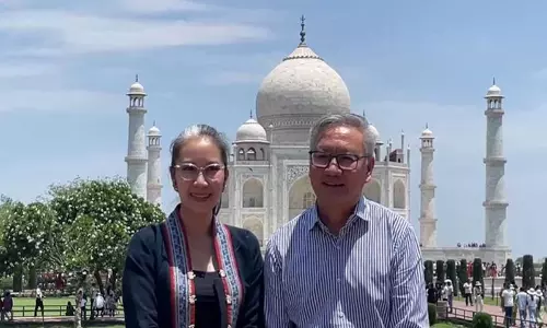 लाओस के उप-प्रधानमंत्री अपनी पत्नी के साथ Taj Mahal देखने पहुंचे लाओस के उप-प्रधानमंत्री अपनी पत्नी के साथ Taj Mahal देखने पहुंचे