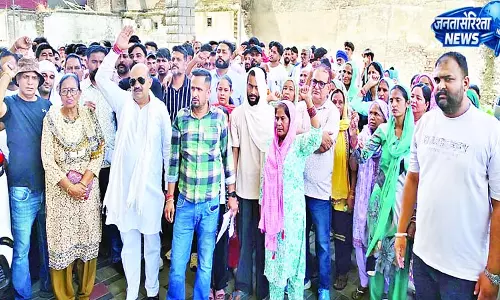 कैफे कर्मी के अपहरण के खिलाफ धरना, जोरदार प्रदर्शन कैफे कर्मी के अपहरण के खिलाफ धरना, जोरदार प्रदर्शन