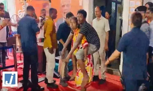 पत्नी की पीठ पर बैठकर सीएम से मिलने पहुंचा दिव्यांग, सात दिन में मदद का मिला भरोसा पत्नी की पीठ पर बैठकर सीएम से मिलने पहुंचा दिव्यांग, सात दिन में मदद का मिला भरोसा