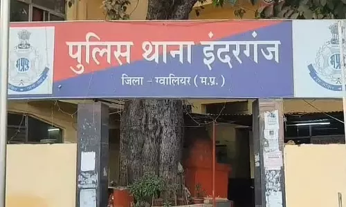 इंदरगंज पुलिस स्टेशन में कॉन्स्टेबल ने सीनियर पर किया हमला, हड़कंप; SSP ने किया सस्पेंड इंदरगंज पुलिस स्टेशन में कॉन्स्टेबल ने सीनियर पर किया हमला, हड़कंप; SSP ने किया सस्पेंड