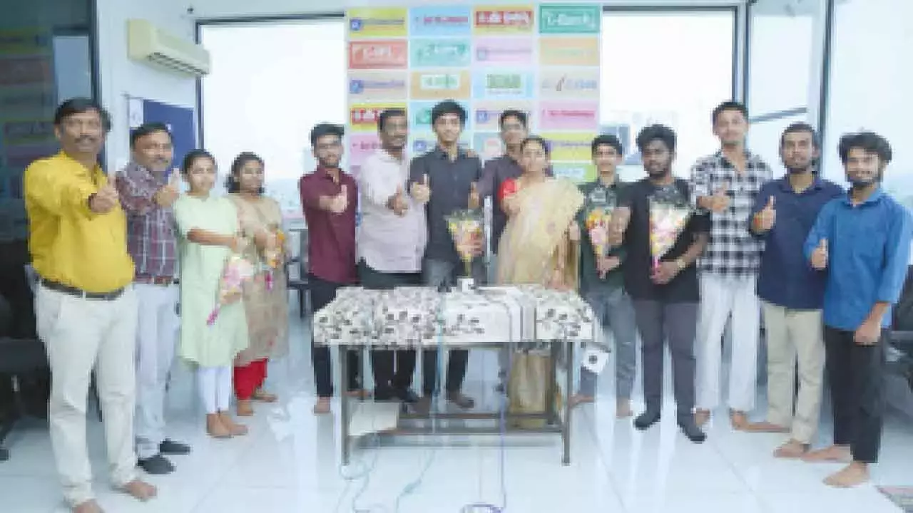 Telangana: श्री चैतन्य के स्टूडेंट्स को JEE एडवांस्ड में अच्छी रैंक मिली Telangana: श्री चैतन्य के स्टूडेंट्स को JEE एडवांस्ड में अच्छी रैंक मिली
