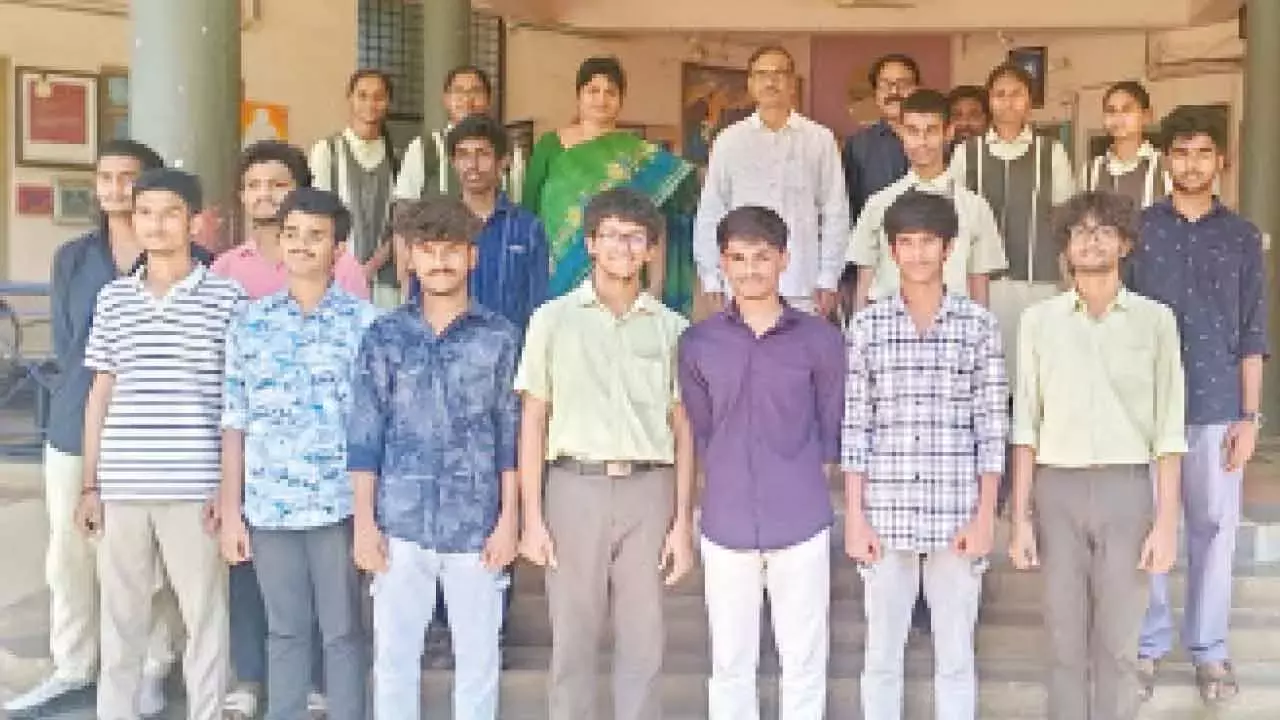 Telangana: जेईई एडवांस्ड में हार्वेस्ट के छात्रों ने चमक बिखेरी Telangana: जेईई एडवांस्ड में हार्वेस्ट के छात्रों ने चमक बिखेरी