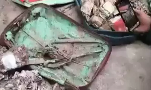 TMC STUDENT: सुरेंद्रनाथ कॉलेज यूनियन रूम से सैकड़ों नकदी बंडल बरामद, छात्र राजनीति पर उठे सवाल TMC STUDENT: सुरेंद्रनाथ कॉलेज यूनियन रूम से सैकड़ों नकदी बंडल बरामद, छात्र राजनीति पर उठे सवाल