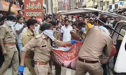 पड़ोसियों की सूचना पर कोतवाली ने खोला घर, बंद घर से तीन परिवार के शव बरामद पड़ोसियों की सूचना पर कोतवाली ने खोला घर, बंद घर से तीन परिवार के शव बरामद