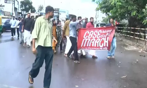 एसएफआई कार्यकर्ता CBSE कार्यालय पहुंचे, धर्मेंद्र प्रधान के इस्तीफे की मांग की एसएफआई कार्यकर्ता CBSE कार्यालय पहुंचे, धर्मेंद्र प्रधान के इस्तीफे की मांग की