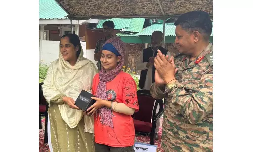J-K: वज्र डिवीज़न के GOC ने करनाह में तिथवाल डे मैराथन की महिला प्रतिभागियों को किया सम्मानित