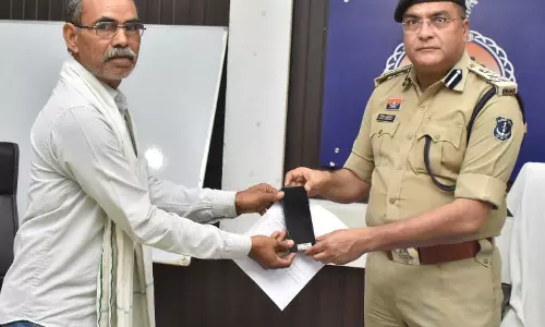 दुर्ग के ACCU ने अभियान में 201 गुम मोबाइल प्रार्थियों को सौंपा दुर्ग के ACCU ने अभियान में 201 गुम मोबाइल प्रार्थियों को सौंपा