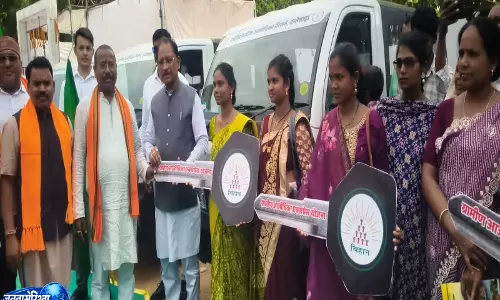 मुख्यमंत्री ने बिहान की दीदियों को सौंपी आजीविका ग्रामीण एक्सप्रेस योजना के तहत टाटा मैजिक वाहन मुख्यमंत्री ने बिहान की दीदियों को सौंपी आजीविका ग्रामीण एक्सप्रेस योजना के तहत टाटा मैजिक वाहन