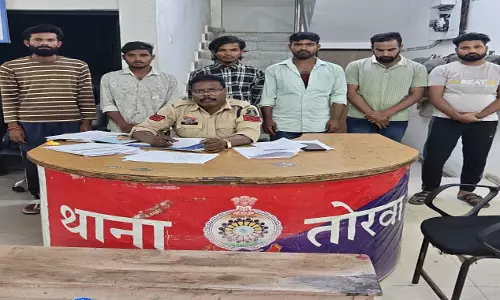तोरवा पुलिस की सख्त कार्रवाई, हिस्ट्रीशीटर और चाकूबाजों को थाने तलब कर दी चेतावनी तोरवा पुलिस की सख्त कार्रवाई, हिस्ट्रीशीटर और चाकूबाजों को थाने तलब कर दी चेतावनी