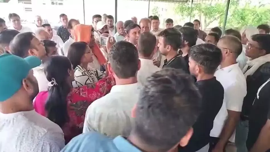 पति के प्रेमिका से मिल रही थी धमकी, महिला की संदिग्ध मौत पति के प्रेमिका से मिल रही थी धमकी, महिला की संदिग्ध मौत