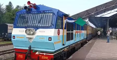 पठानकोट-जोगिंदर नगर नैरोगेज ट्रेन चार साल बाद पटरी पर लौटी, पंजाब-हिमाचल का रेल संपर्क बहाल पठानकोट-जोगिंदर नगर नैरोगेज ट्रेन चार साल बाद पटरी पर लौटी, पंजाब-हिमाचल का रेल संपर्क बहाल