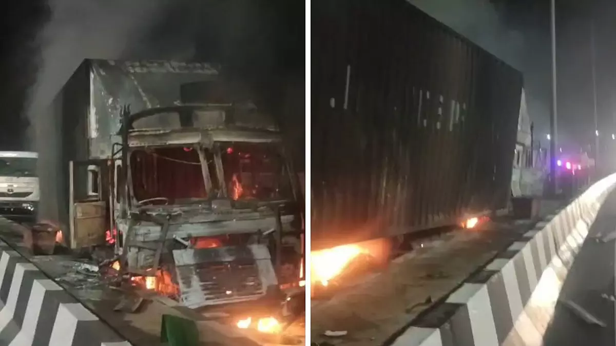 Mumbai-पुणे एक्सप्रेसवे पर ट्रक हादसा, ब्रेक लाइनर में आग के बाद दो ट्रक टकराए Mumbai-पुणे एक्सप्रेसवे पर ट्रक हादसा, ब्रेक लाइनर में आग के बाद दो ट्रक टकराए