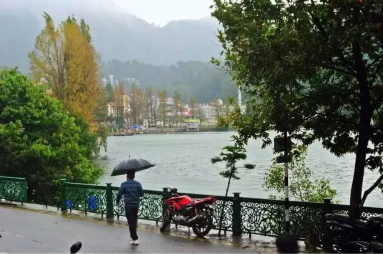 Nainital: नैनीताल में मौसम ने बदला मिजाज, तापमान में गिरावट Nainital: नैनीताल में मौसम ने बदला मिजाज, तापमान में गिरावट