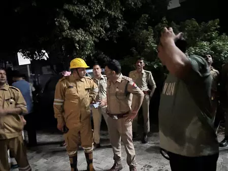गाजियाबाद : फ्लैट में लगी आग, फायर सर्विस ने चार लोगों को बचाया, तीन पालतू कुत्तों की मौत गाजियाबाद : फ्लैट में लगी आग, फायर सर्विस ने चार लोगों को बचाया, तीन पालतू कुत्तों की मौत