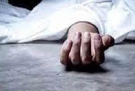 ठेका कर्मचारी की लाश बोर पंप के पास मिली ठेका कर्मचारी की लाश बोर पंप के पास मिली