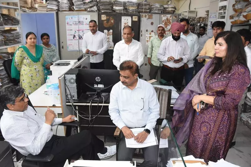 Chandigarh: शिक्षा विभाग में अचानक पहुंचे शिक्षामंत्री, व्यवस्थाओं का निरीक्षण Chandigarh: शिक्षा विभाग में अचानक पहुंचे शिक्षामंत्री, व्यवस्थाओं का निरीक्षण