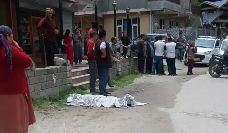Kullu: सड़क हादसे में राहगीर की जान गई, पर्यटक वाहन जिम्मेदार Kullu: सड़क हादसे में राहगीर की जान गई, पर्यटक वाहन जिम्मेदार