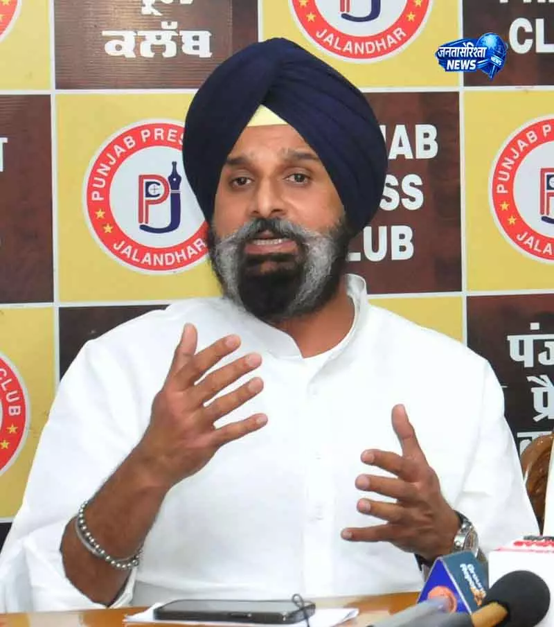 Bikram Majithia पर पुलिस स्टेशन में घुसने का मामला दर्ज Bikram Majithia पर पुलिस स्टेशन में घुसने का मामला दर्ज