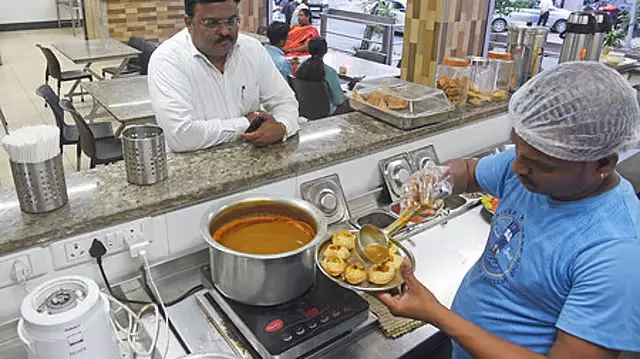 बेंगलुरु में कमर्शियल LPG महंगी, होटल-रेस्टोरेंट सेक्टर पर बढ़ा दबाव बेंगलुरु में कमर्शियल LPG महंगी, होटल-रेस्टोरेंट सेक्टर पर बढ़ा दबाव