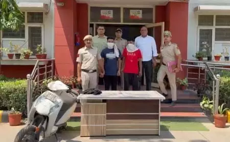 न्यू अशोक नगर पुलिस ने दो स्नैचरों को किया गिरफ्तार, तीन मोबाइल और स्कूटी बरामद न्यू अशोक नगर पुलिस ने दो स्नैचरों को किया गिरफ्तार, तीन मोबाइल और स्कूटी बरामद