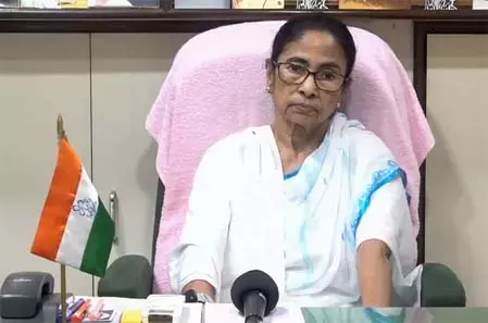 पश्चिम बंगाल: धरने के जरिए मैदान में उतरेंगी ममता बनर्जी, टीएमसी विधायकों की मौजूदगी पर नजर पश्चिम बंगाल: धरने के जरिए मैदान में उतरेंगी ममता बनर्जी, टीएमसी विधायकों की मौजूदगी पर नजर