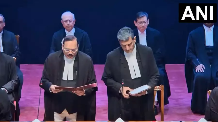 SC में पांच नए जजों ने ली शपथ, कोर्ट में जजों की संख्या बढ़ी 37 SC में पांच नए जजों ने ली शपथ, कोर्ट में जजों की संख्या बढ़ी 37
