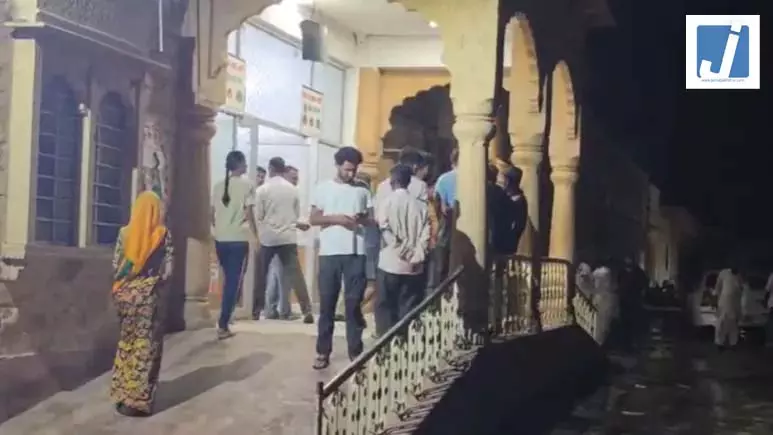 आंधी के दौरान रिसॉर्ट की दीवार गिरने से लोक कलाकार की मौत, चार घायल आंधी के दौरान रिसॉर्ट की दीवार गिरने से लोक कलाकार की मौत, चार घायल