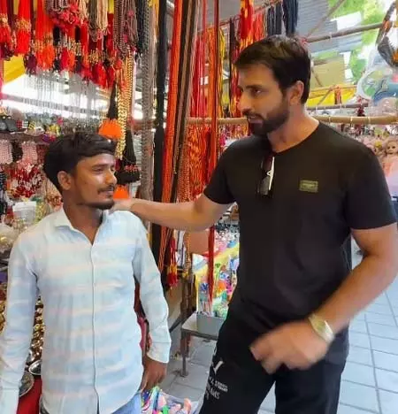 सामान खरीदें, अधिक मोलभाव न करें, सोनू सूद ने सिद्धेश्वर मंदिर के बाहर छोटे व्यापारियों के लिए की खास अपील सामान खरीदें, अधिक मोलभाव न करें, सोनू सूद ने सिद्धेश्वर मंदिर के बाहर छोटे व्यापारियों के लिए की खास अपील