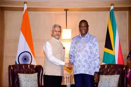 एस जयशंकर से मिले दक्षिण अफ्रीकी उप-राष्ट्रपति मशातिले, व्यापार और निवेश बढ़ाने पर जोर एस जयशंकर से मिले दक्षिण अफ्रीकी उप-राष्ट्रपति मशातिले, व्यापार और निवेश बढ़ाने पर जोर