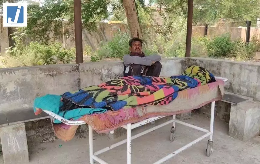 मधुमक्खियों का कहर: सास की मौत, दामाद जिंदगी और मौत के बीच जूझ रहा मधुमक्खियों का कहर: सास की मौत, दामाद जिंदगी और मौत के बीच जूझ रहा