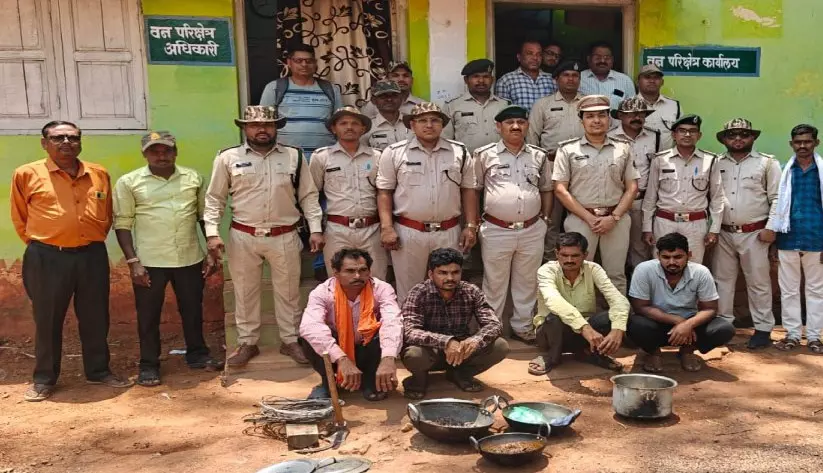 किसान के जाल में फंसकर जंगली सूअर की मौत, 4 गिरफ्तार किसान के जाल में फंसकर जंगली सूअर की मौत, 4 गिरफ्तार