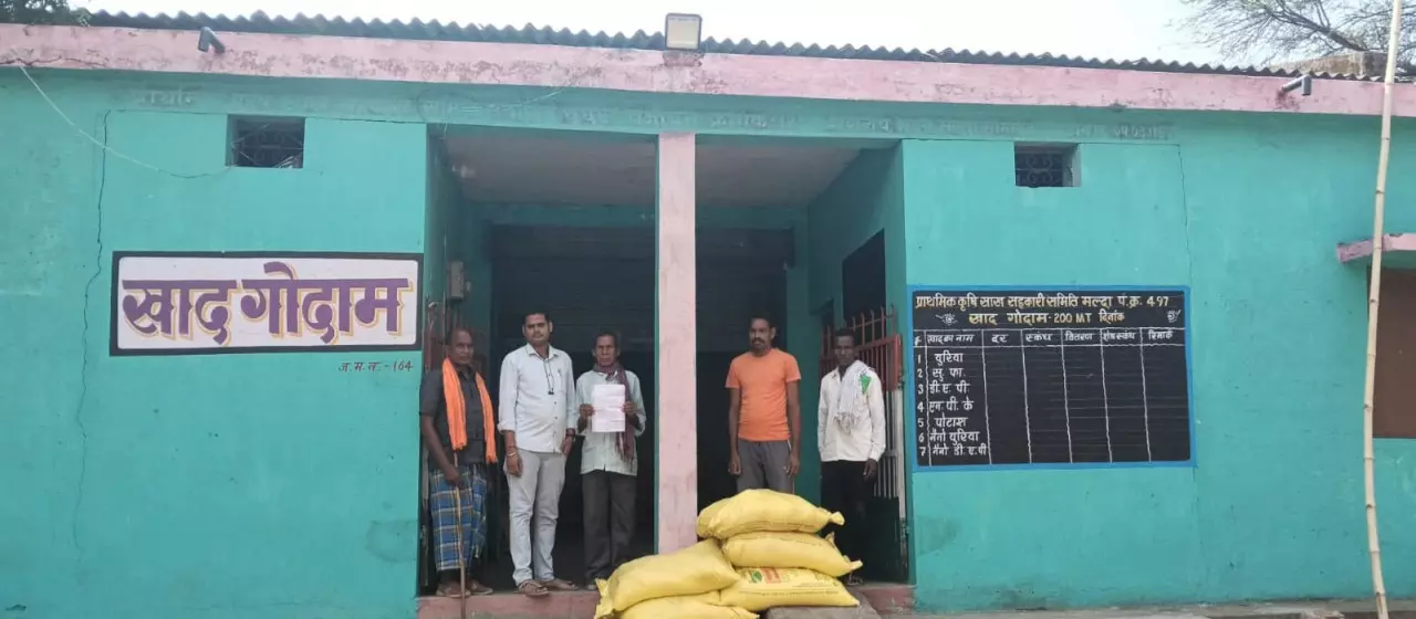 नवीन समितियों से किसानों को सुगम खाद-बीज़ का वितरण जारी नवीन समितियों से किसानों को सुगम खाद-बीज़ का वितरण जारी