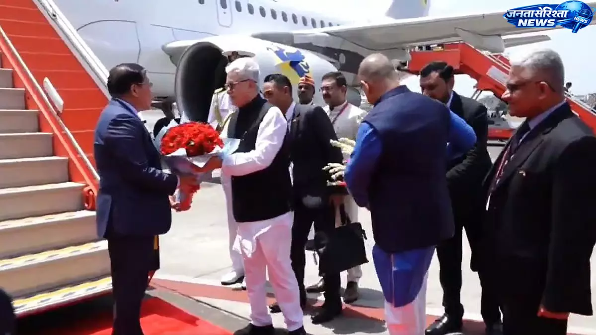 Maharashtra : गवर्नर ने मुंबई एयरपोर्ट पर म्यांमार राष्ट्रपति का किया स्वागत Maharashtra : गवर्नर ने मुंबई एयरपोर्ट पर म्यांमार राष्ट्रपति का किया स्वागत