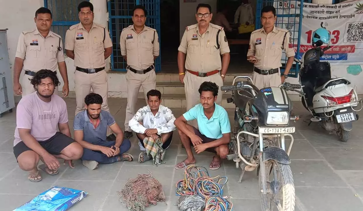खेतों के ट्यूबवेल से तांबा वायर चोरी, तीन चोर और खरीददार गिरफ्तार खेतों के ट्यूबवेल से तांबा वायर चोरी, तीन चोर और खरीददार गिरफ्तार