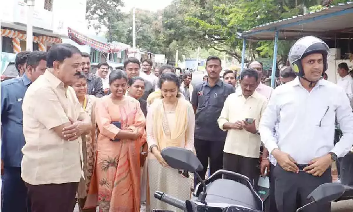 Andhra: विधायक सिंधुरा रेड्डी ने प्रमुख हाईवे लिंक रोड का उद्घाटन किया Andhra: विधायक सिंधुरा रेड्डी ने प्रमुख हाईवे लिंक रोड का उद्घाटन किया