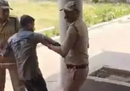जनदर्शन के दौरान सुसाइड की कोशिश, कलेक्ट्रेट में हड़कंप जनदर्शन के दौरान सुसाइड की कोशिश, कलेक्ट्रेट में हड़कंप