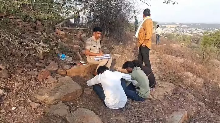 Gwalior : नाबालिग से दुष्कर्म और हत्या का मामला, तीन आरोपी गिरफ्तार Gwalior : नाबालिग से दुष्कर्म और हत्या का मामला, तीन आरोपी गिरफ्तार
