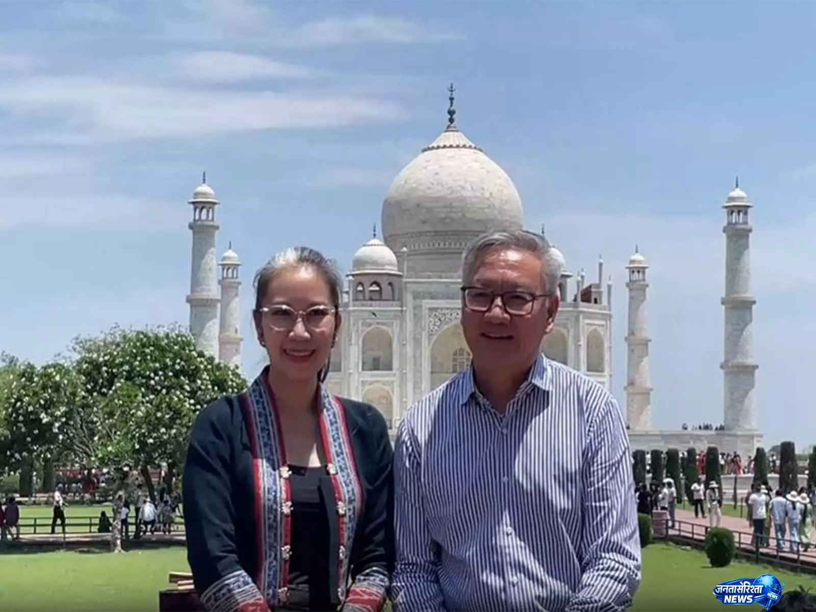लाओस के उप-प्रधानमंत्री अपनी पत्नी के साथ Taj Mahal देखने पहुंचे लाओस के उप-प्रधानमंत्री अपनी पत्नी के साथ Taj Mahal देखने पहुंचे