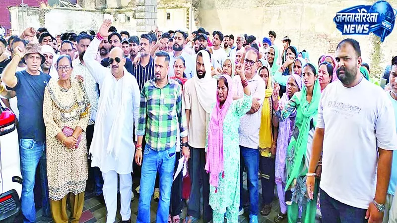कैफे कर्मी के अपहरण के खिलाफ धरना, जोरदार प्रदर्शन कैफे कर्मी के अपहरण के खिलाफ धरना, जोरदार प्रदर्शन