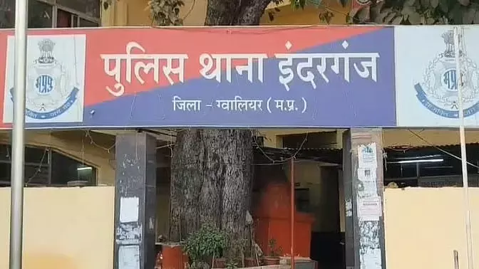 इंदरगंज पुलिस स्टेशन में कॉन्स्टेबल ने सीनियर पर किया हमला, हड़कंप; SSP ने किया सस्पेंड इंदरगंज पुलिस स्टेशन में कॉन्स्टेबल ने सीनियर पर किया हमला, हड़कंप; SSP ने किया सस्पेंड