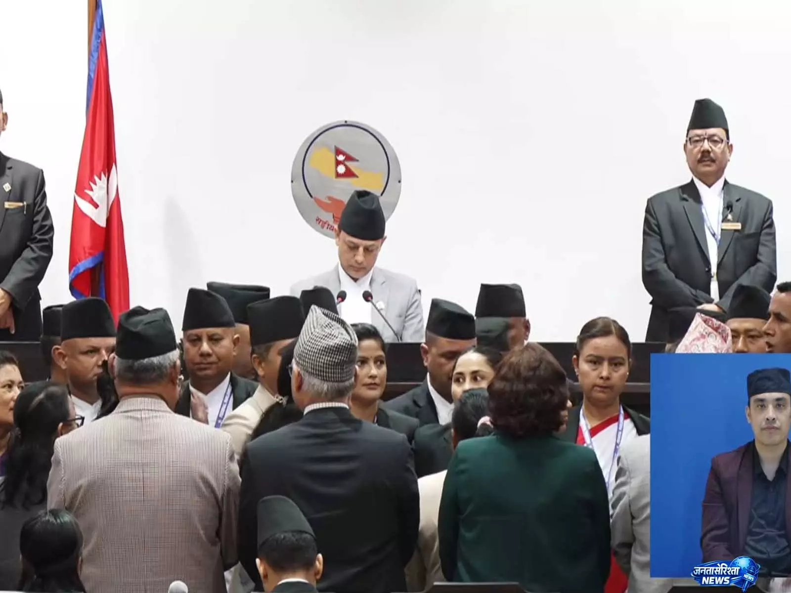 Nepal में सीमा विवाद टिप्पणियों पर विपक्ष का संसद में प्रदर्शन, प्रधानमंत्री के इस्तीफे की मांग Nepal में सीमा विवाद टिप्पणियों पर विपक्ष का संसद में प्रदर्शन, प्रधानमंत्री के इस्तीफे की मांग