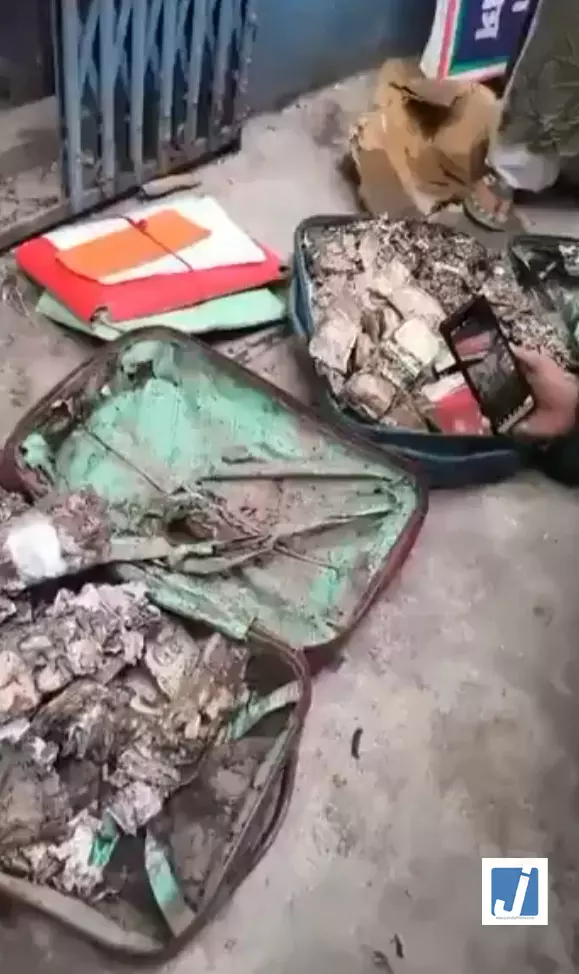 TMC STUDENT: सुरेंद्रनाथ कॉलेज यूनियन रूम से सैकड़ों नकदी बंडल बरामद, छात्र राजनीति पर उठे सवाल TMC STUDENT: सुरेंद्रनाथ कॉलेज यूनियन रूम से सैकड़ों नकदी बंडल बरामद, छात्र राजनीति पर उठे सवाल