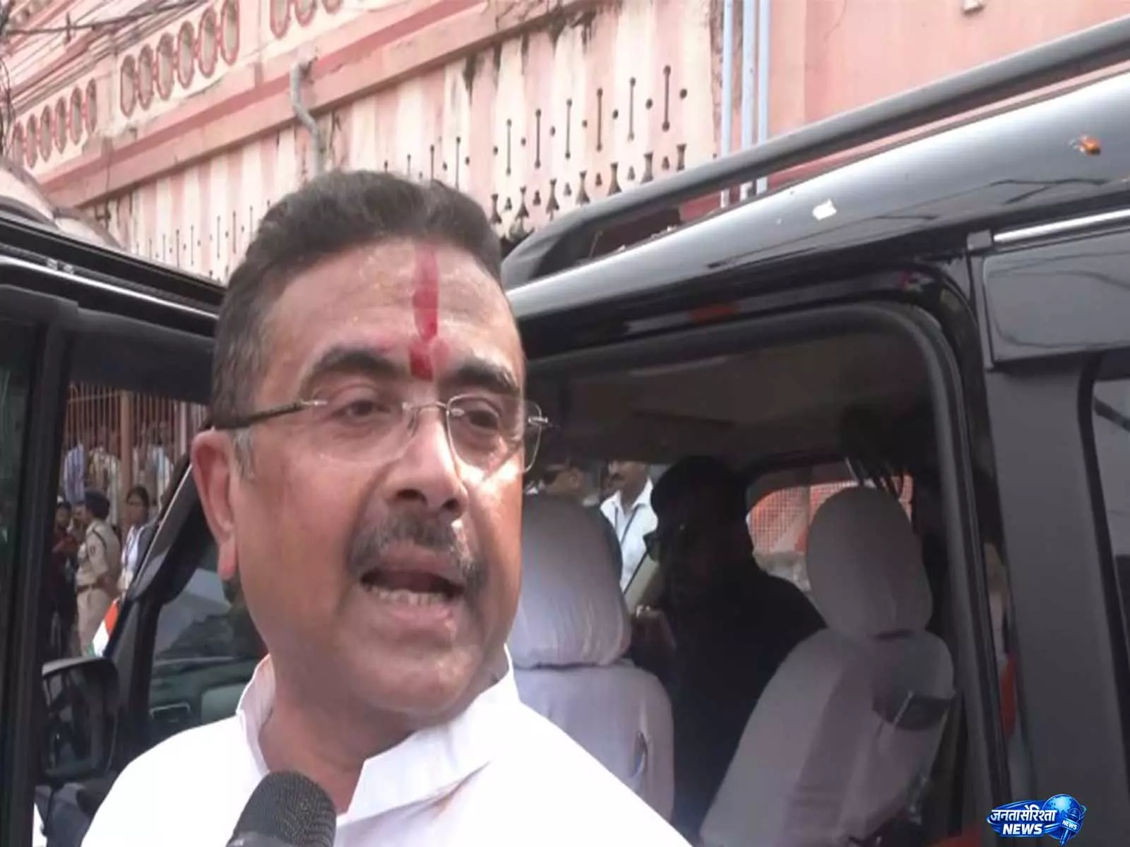 Suvendu Adhikari ने हुगली के तारकनाथ मंदिर का दौरा किया, विरासत विकास की योजनाओं की रूपरेखा पेश की Suvendu Adhikari ने हुगली के तारकनाथ मंदिर का दौरा किया, विरासत विकास की योजनाओं की रूपरेखा पेश की