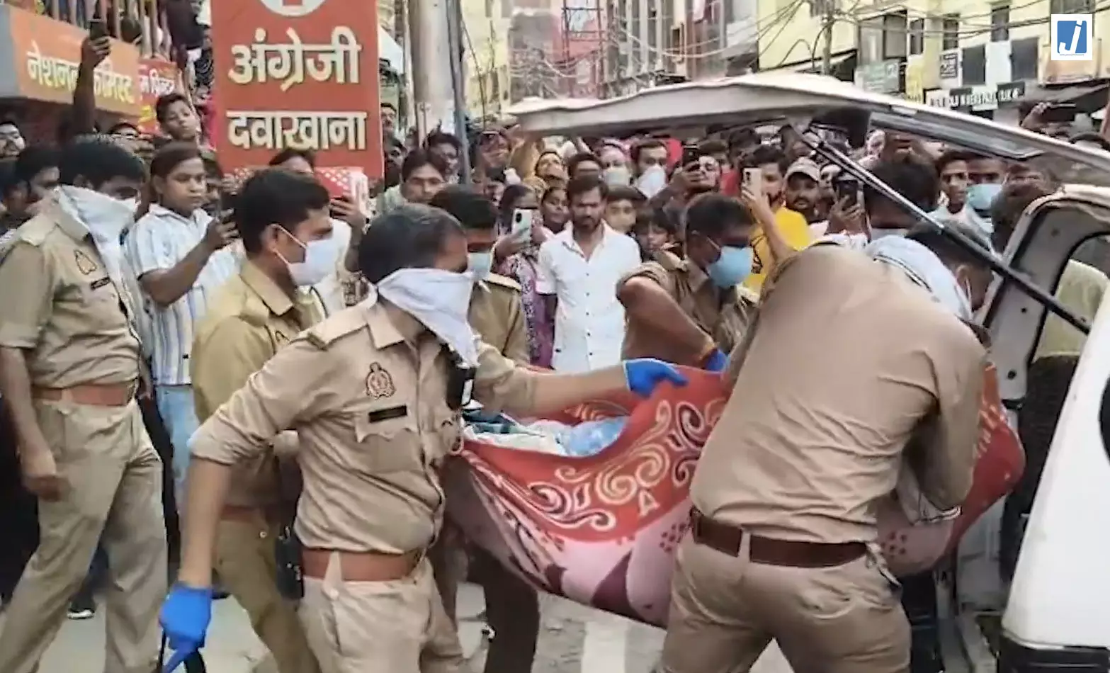 पड़ोसियों की सूचना पर कोतवाली ने खोला घर, बंद घर से तीन परिवार के शव बरामद पड़ोसियों की सूचना पर कोतवाली ने खोला घर, बंद घर से तीन परिवार के शव बरामद