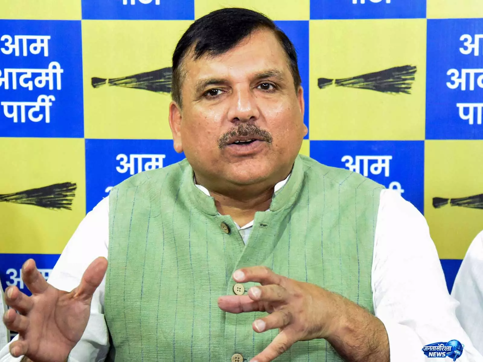 देश भर में लाखों छात्र पेपर लीक से परेशान: AAP सांसद संजय सिंह देश भर में लाखों छात्र पेपर लीक से परेशान: AAP सांसद संजय सिंह