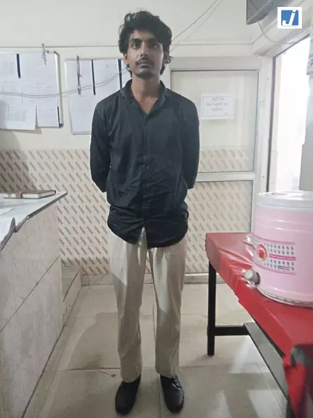 श्रमिक हिंसा मामले में एलएलबी छात्र गिरफ्तार, सोशल मीडिया के जरिए श्रमिकों को उकसाने का आरोप श्रमिक हिंसा मामले में एलएलबी छात्र गिरफ्तार, सोशल मीडिया के जरिए श्रमिकों को उकसाने का आरोप